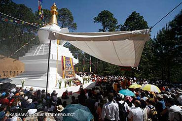 H.H. the 17th
                            Karmapa consecrates a Lhabab Chorten Stupa
                            in Valle de Bravo