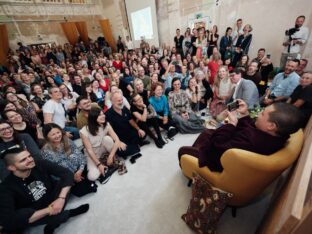 Thaye Dorje, His Holiness the 17th Gyalwa Karmapa, visits the London Diamond Way Buddhist Centre. Photo: Tokpa Korlo.